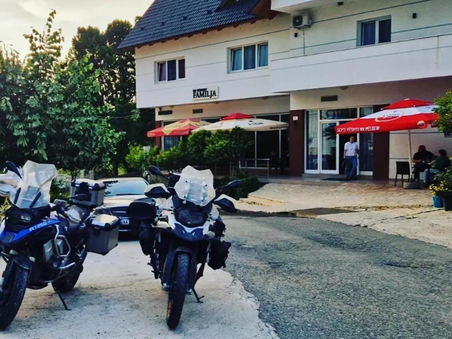 Bar-Restaurant-Hotel-Familja Klos エクステリア 写真