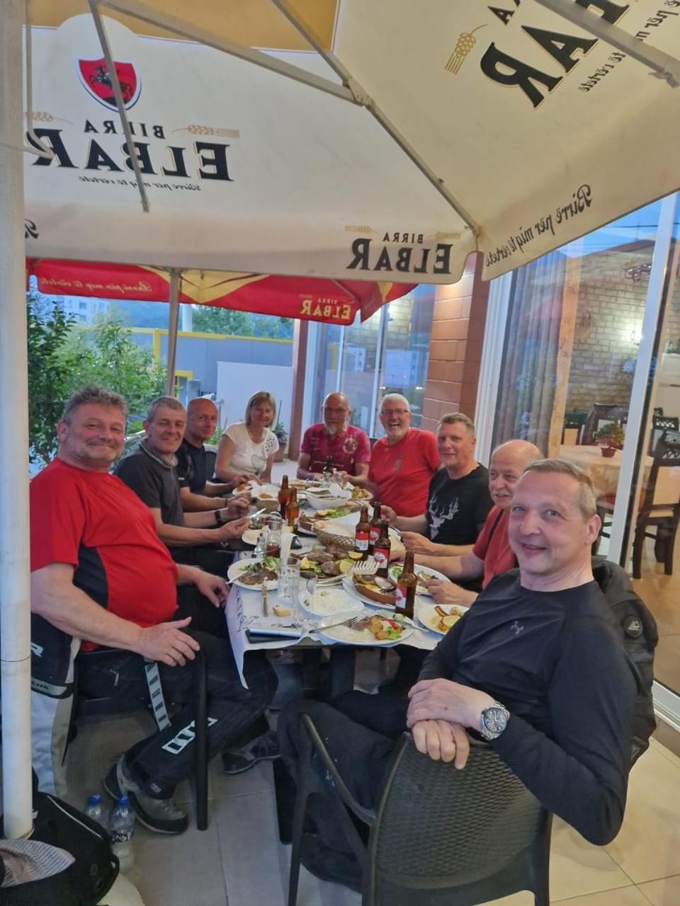 Bar-Restaurant-Hotel-Familja Klos エクステリア 写真